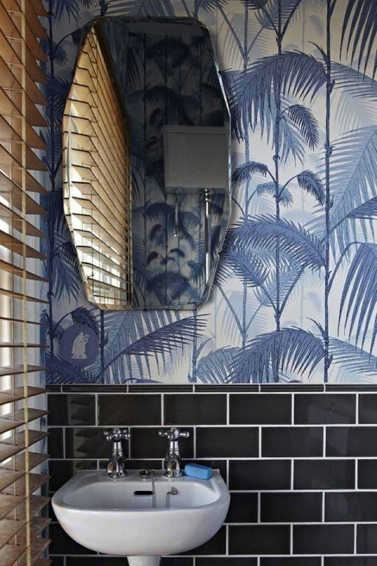 vintage-tapeten-modern-interieur-badezimmer-waschbecken-weiss-schwarz-muster-palmen-blau