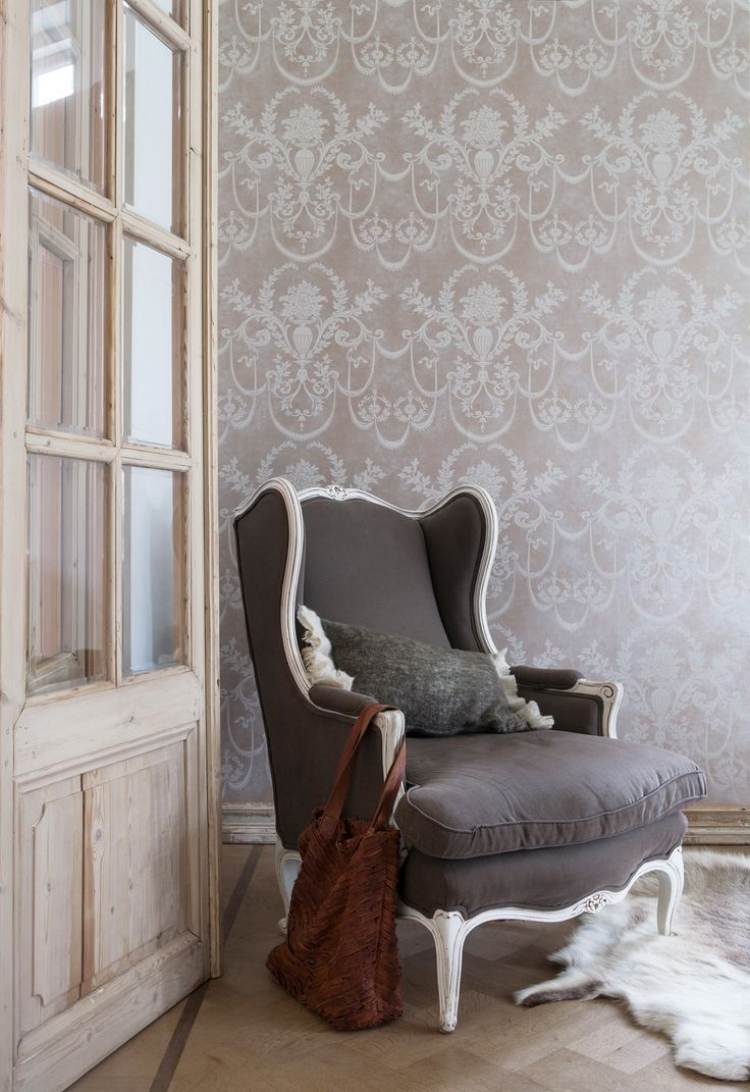 vintage-tapeten-modern-interieur-grau-hellgrau-sessel-fellteppich-parkettboden