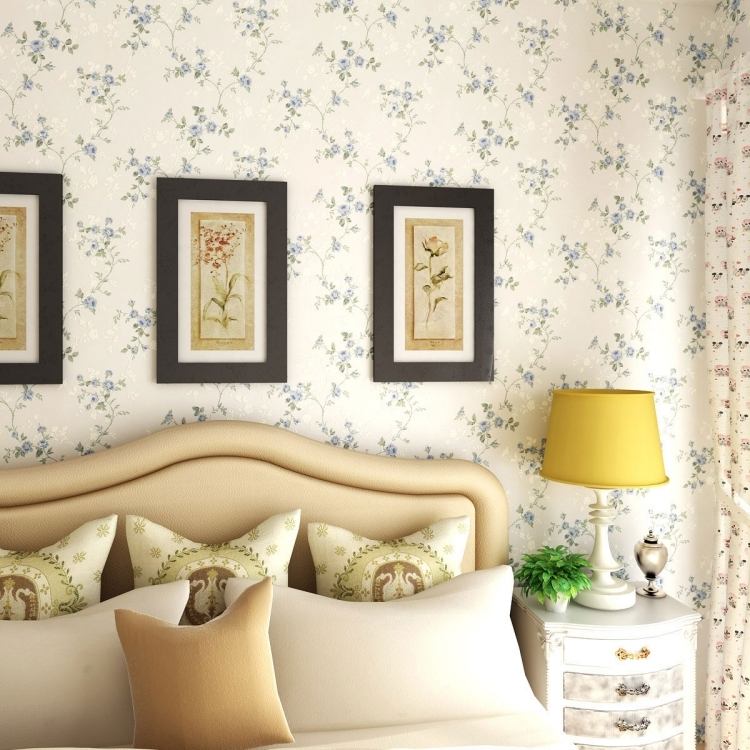 vintage-tapeten-modern-interieur-schlafzimmer-hell-weiss-cremeweiss-beige-floral-muster