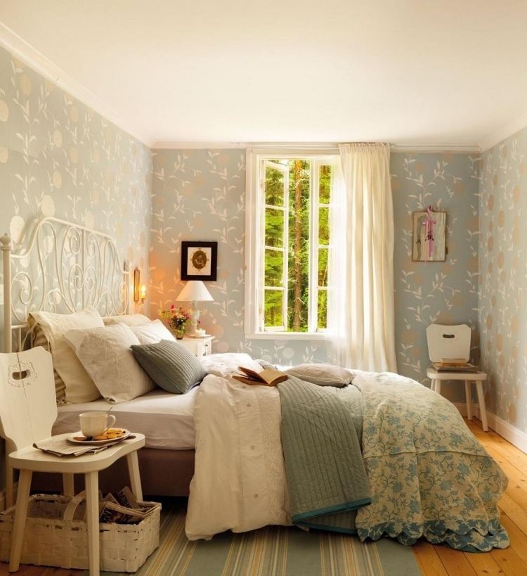 vintage-tapeten-modern-interieur-schlafzimmer-hellblau-dielenboden-deckenblau-hellblau-floral-muster