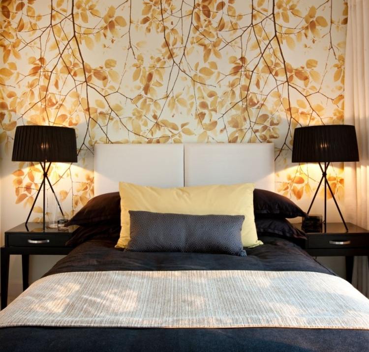 vintage-tapeten-modern-interieur-schlafzimmer-schwarz-gelb-nachttisch-lampe