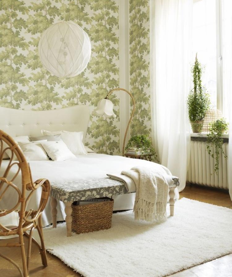 vintage-tapeten-modern-interieur-schlafzimmer-weiss-gruen-pflanzen-rattan-stuhl