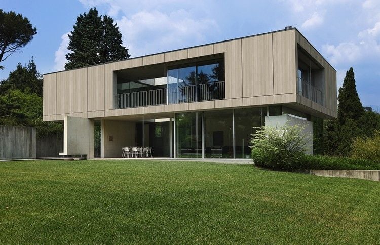 vorgehangte-hinterluftete-fassade-modernes-einfamilienhaus-daemmung