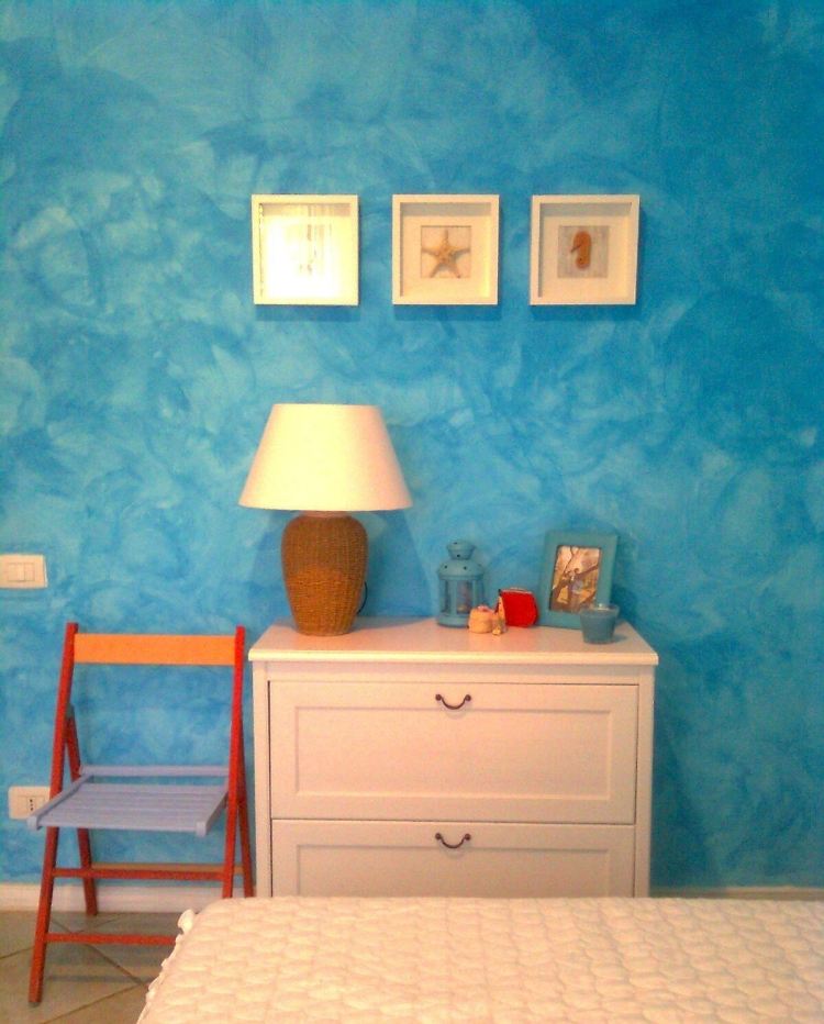 Wandmuster streichen -wandgestaltung-schlafzimmer-wischtechnik-blau-tuerkis-kommode
