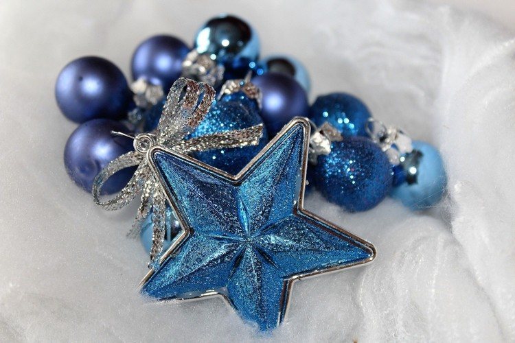 Weihnachtsdeko zum Verschenken -ideen-blau-stern-kugeln-christbaumschmuck