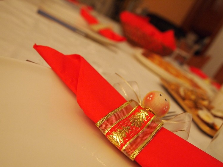 weihnachtsdeko-verschenken-ideen-tischdeko-rote-servietten