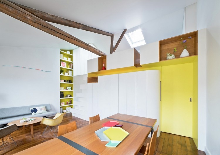 weiße Farbe -wohnzimmer-holz-akzente-treppe-raumteiler