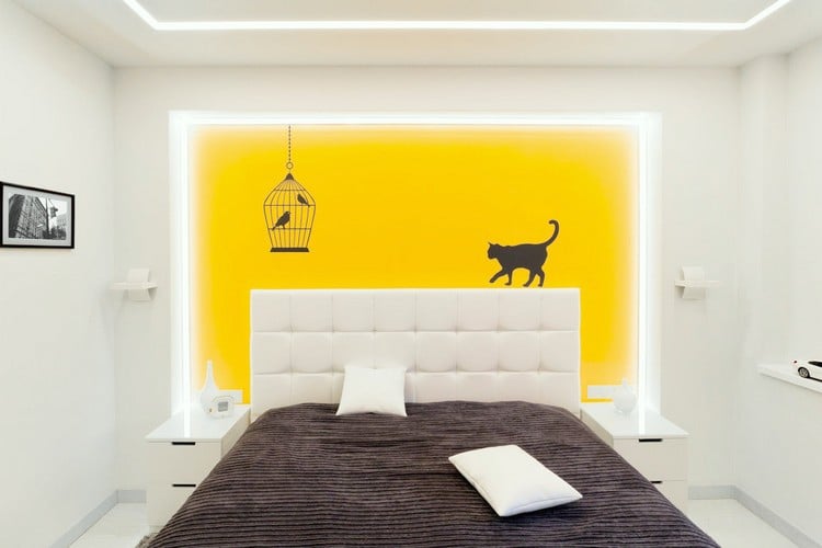 wohnideen-farbgestaltung-schlafzimmer-buttercup-gelb-akzentwand-wandaufkleber