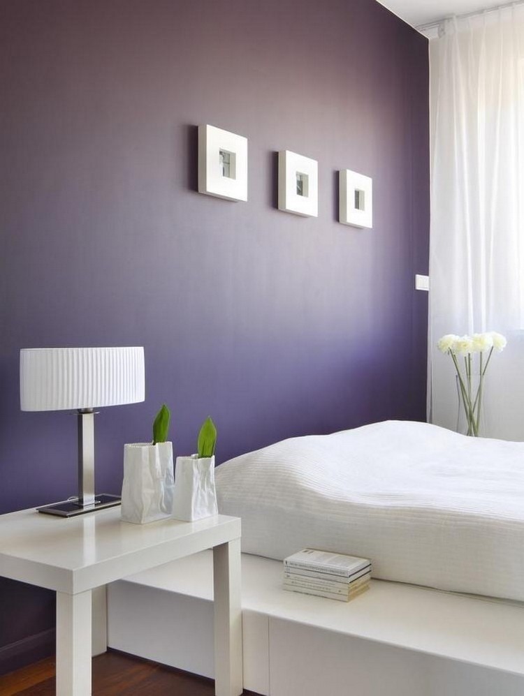 wohnideen-farbgestaltung-schlafzimmer-lila-aubergine-weisses-bett