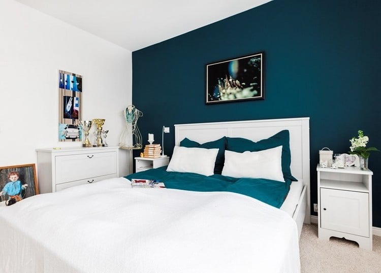 Wohnideen für Farbgestaltung schlafzimmer-petrolblau-smaragdgruen-weisse-moebel