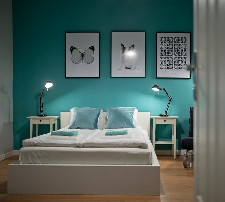wohnideen-farbgestaltung-schlafzimmer-tuerkis-weisses-bett-schwarz-weisse-fotografien