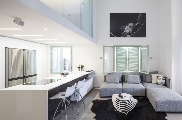 wohnzimmer-grau-weiss-kueche-offen-minimalistisches-design-loft-wohnung