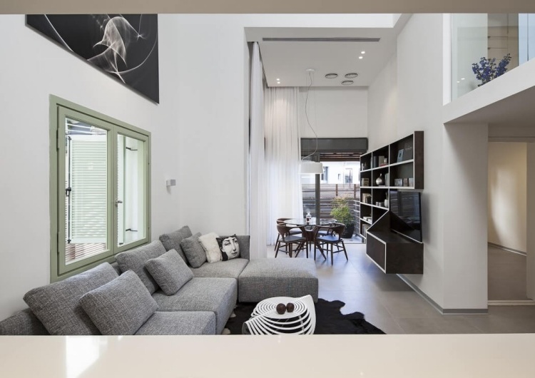 Schlafzimmer mit Bad -wohnzimmer-grau-weiss-minimalistische-eckcouch-loft-wohnung