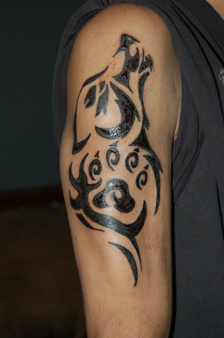 wolf tattoo tribal keltisch design heulen schwarz pfote