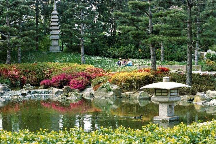 Japanischer Garten anlegen ideen-kiefer-gruen-wasserteich-steinpagode-steinlaterne-busche-bunt