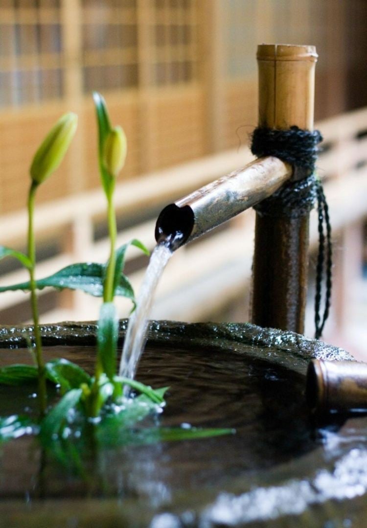 Japanischer-Garten-anlegen-ideen-plaetscherndes-wasser-bambus-wasserspeier-rohrbrunnen