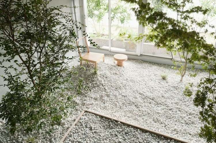 Japanischer Garten anlegen ideen-steingarten-weiss-gruen-pflanzen-busche-stuhl-gartenmoebel