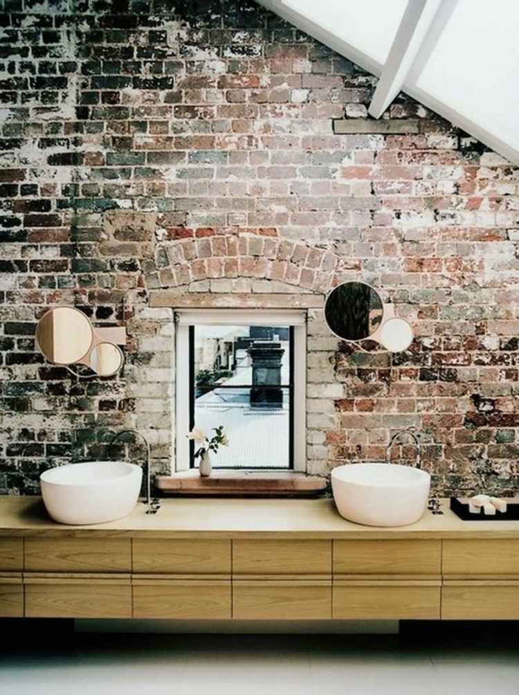 Wandgestaltung-Bad-backstein-rustikal-zwei-aufsatzbecken-holz-untrerschrank-runde-spiegel-dachschraege