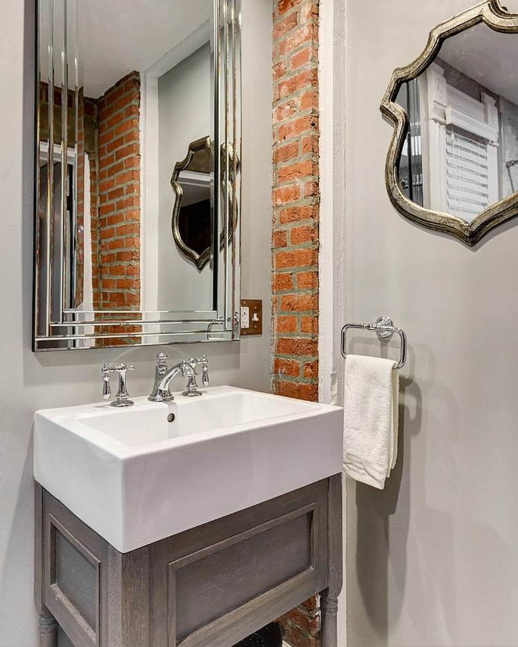 Wandgestaltung-Bad-backstein-wanddeko-waschbecken-spiegel-armatur-handtuchhalter