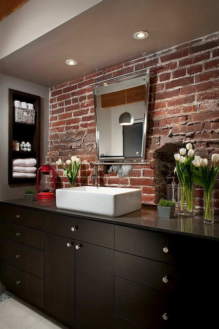 Wandgestaltung-Bad-rueckwand-backstein-spiegel-schwarzer-unterschrank-aufsatz-waschbecken-wandnische