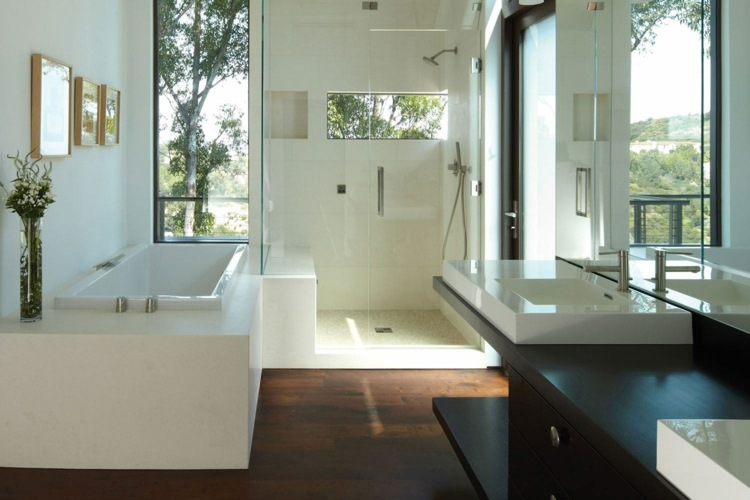 bad mit holz parkett-dunkel-modern-dusche-badewanne-spiegel