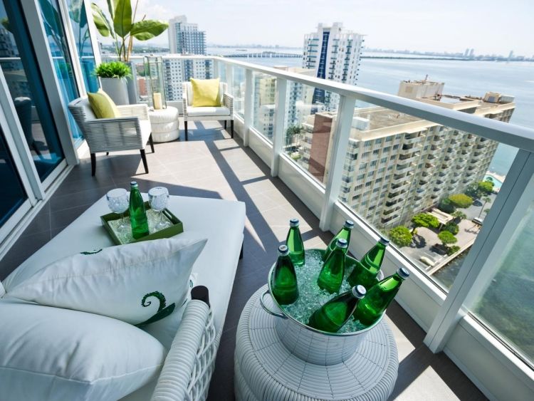Balkon gestalten -gemuetlich-ausblick-weiss-modern-glasgelaender-sitzmoebel