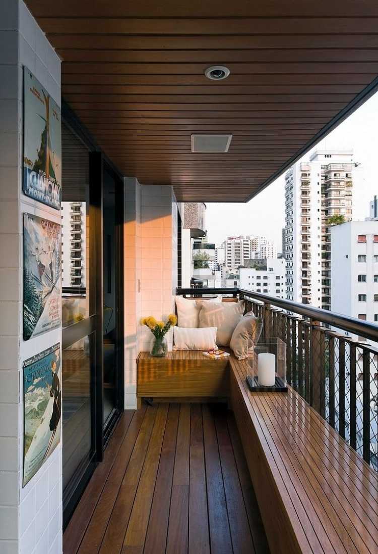 balkon-gestalten-gemuetlich-holz-sitzbank-kissen-stadtwohnung-modern