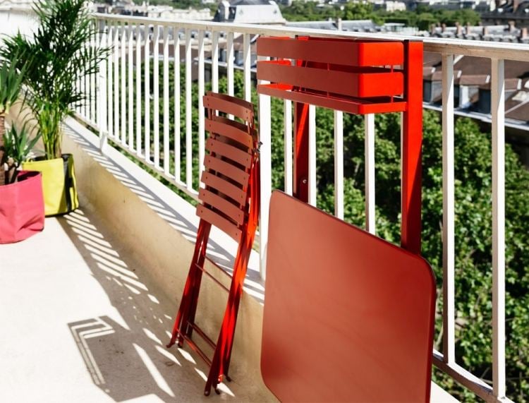 Balkon gestalten -gemuetlich-klappstuhl-klapptisch-platzsparend-BISTRO