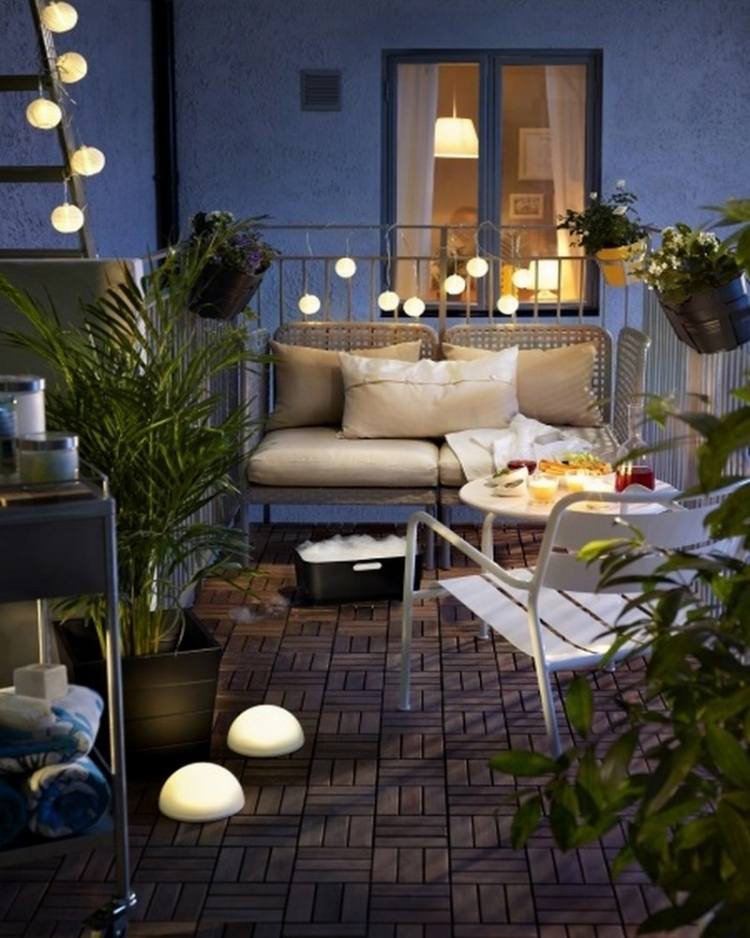 balkon-gestalten-gemuetlich-romantisch-licht-holzfliesen-pflanzen-kissen