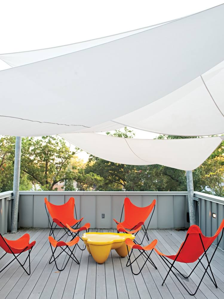 Balkon gestalten -gemuetlich-sonnensegel-faltstuhl-modern-design-orange