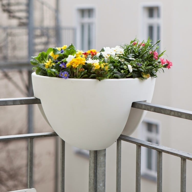 balkonmobel-kleinen-balkon-platz-gelaender-blumentopf-eck-balkonblumen