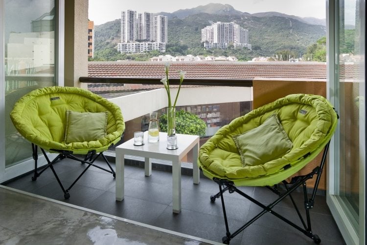 balkonmöbel für kleinen balkon -platz-optimieren-faltbarer-campingstuhl-polsterkissen