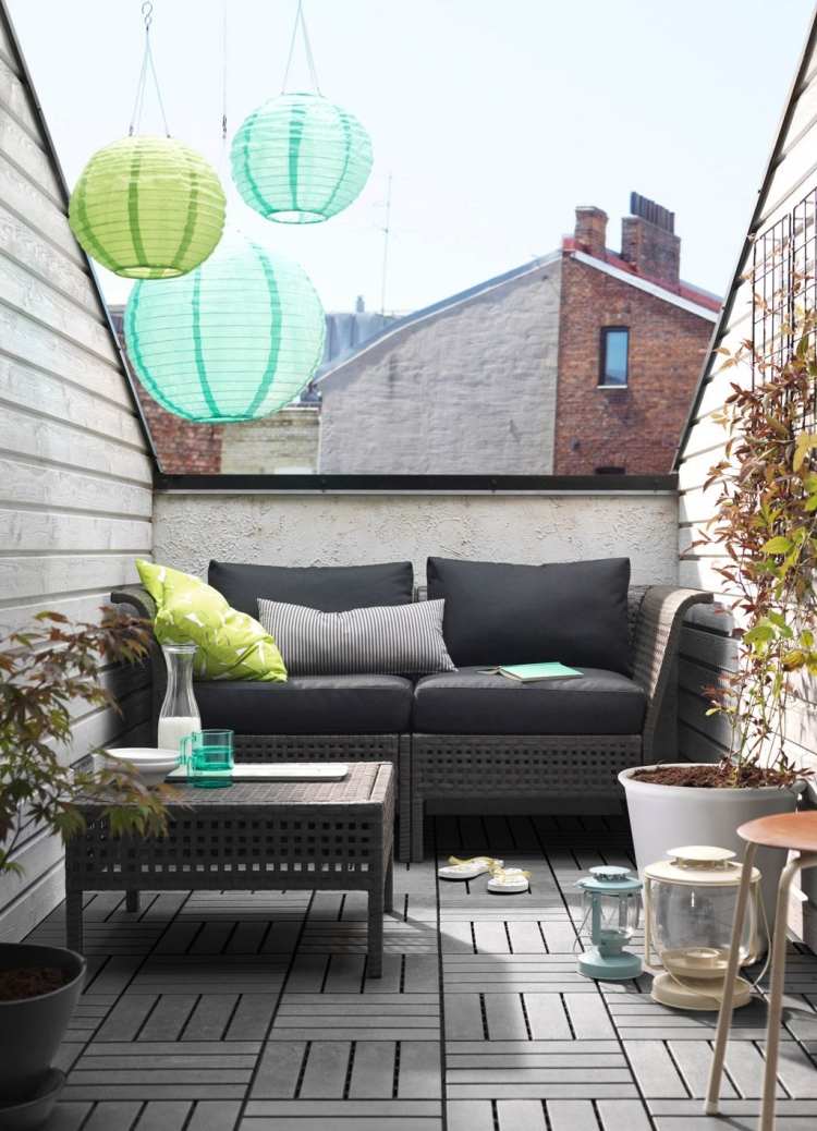 balkonmobel-kleinen-balkon-platz-optimieren-outdoor-set-holzfliesen-anthrazit-polsterkissen