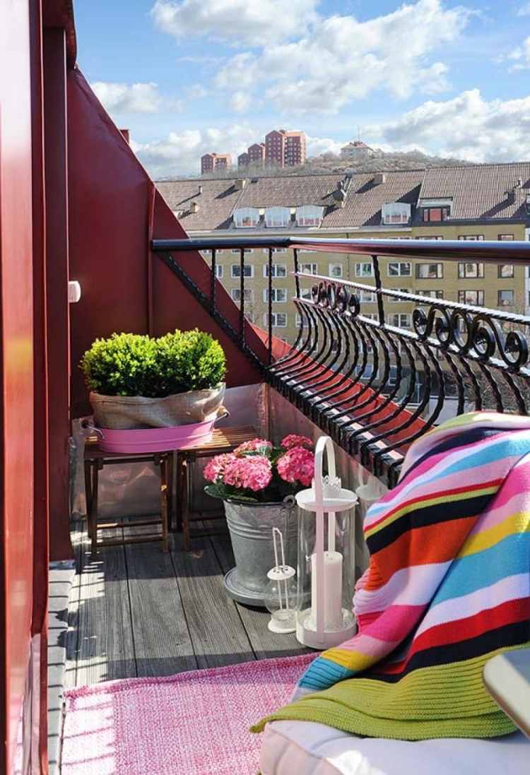 balkonmobel-kleinen-balkon-platz-sitzkissen-outdoor-teppich-pflanzen-romantisch