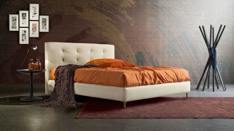 bett-schlafzimmer-theodore-orange-bettwaesche-kleiderstaender-originell-beistelltisch-wandbilder