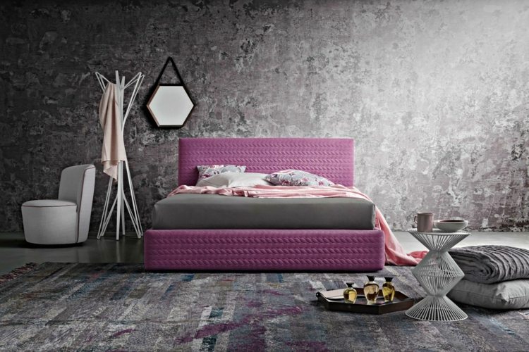 bett-schlafzimmer-violet-farbe-moebel-rosa-akzent-raumgestaltung-monochrom-kissen-hexagon
