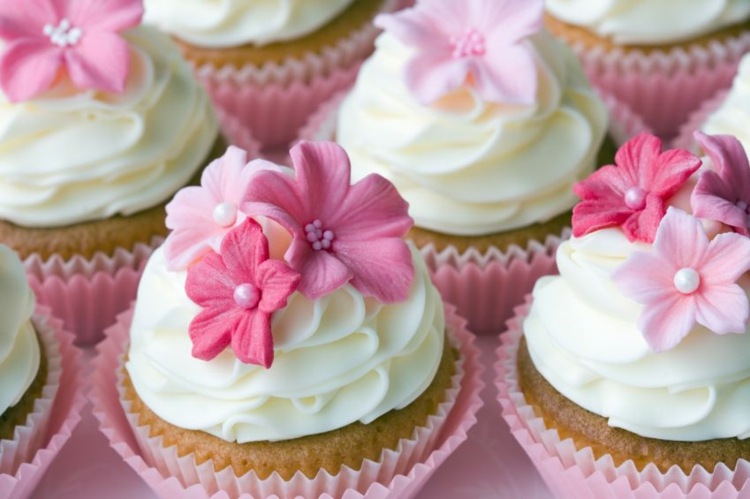 cupcakes-hochzeitstorte-blumen-rosa-nuancen-weiss-creme-rezept-nachtisch