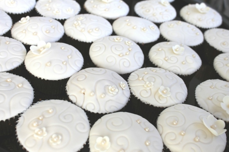 cupcakes-hochzeitstorte-elegant-design-verschnoerkelt-weiss-perlen