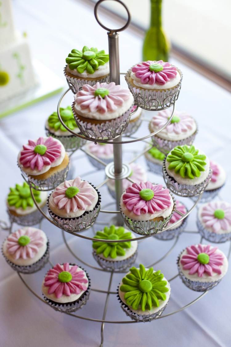 cupcakes-hochzeitstorte-farben-chrysanthemen-gruen-rosa-metall-dessertstaender