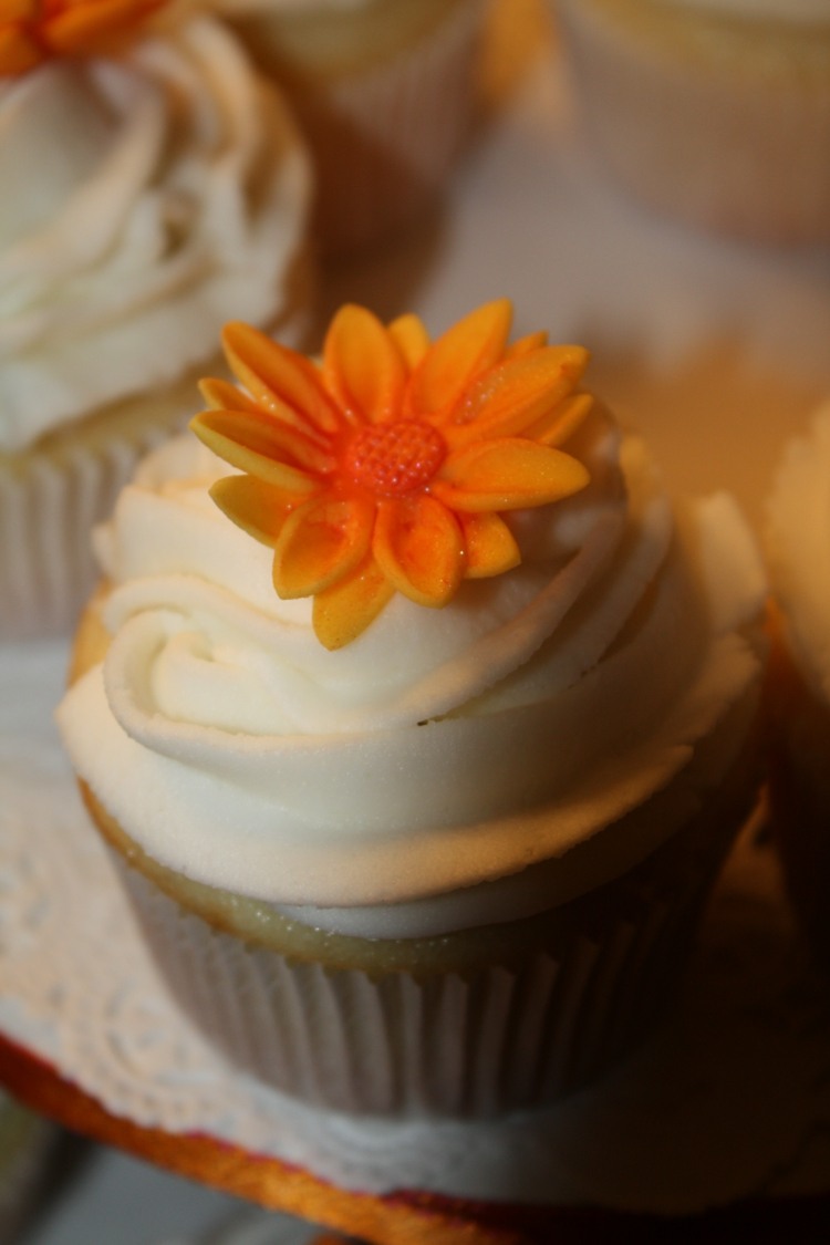 cupcakes-hochzeitstorte-herbst-idee-orange-akzent-chrysantheme