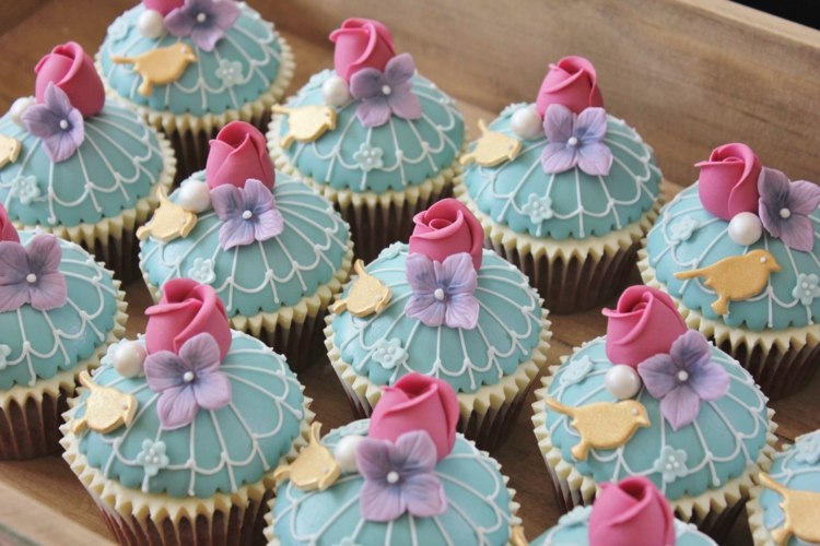 cupcakes-hochzeitstorte-pink-rosen-design-idee-netz-nachtisch-vogel-motiv