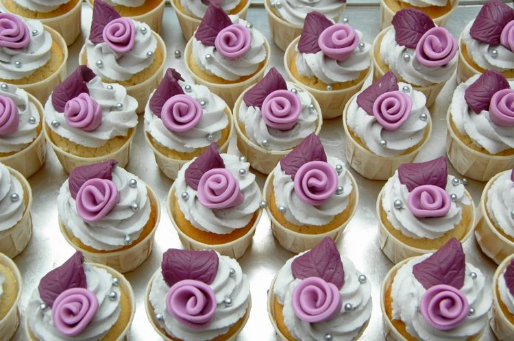 cupcakes-hochzeitstorte-purpur-farbe-akzent-rose-blatt-inspiration