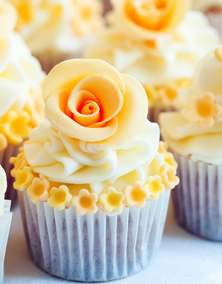 cupcakes-hochzeitstorte-sommer-hochzeit-gelb-rose-schick-elegant