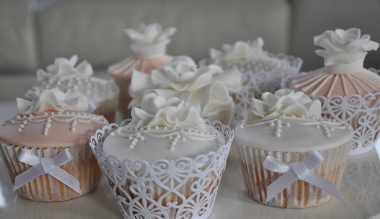 cupcakes-hochzeitstorte-vintage-anregung-spitze-schleifen-papierform-rosen-weiss
