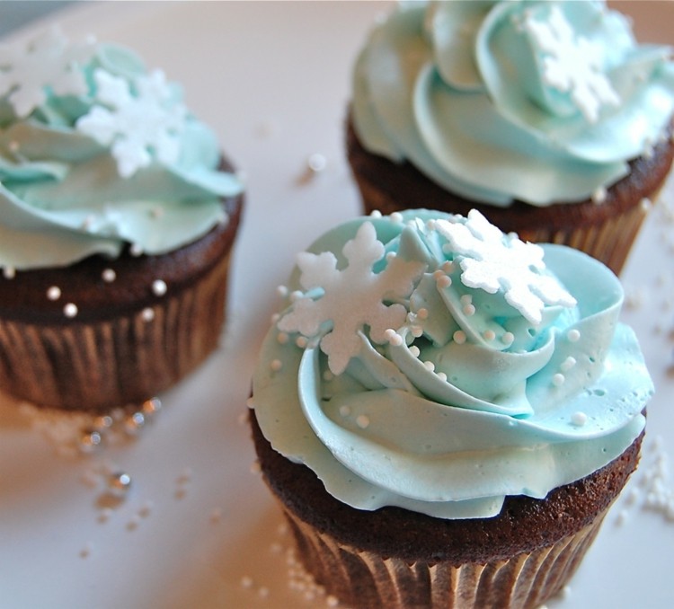 cupcakes-hochzeitstorte-winter-hochzeit-hellblau-creme-schneeflocken-weiss-perlen
