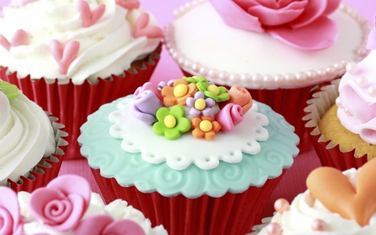 cupcakes statt hochzeitstorte bunt-blumen-deko-sommer-hochzeit-spitze