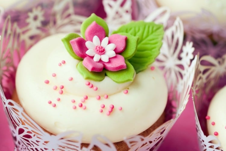 cupcakes statt hochzeitstorte fruehling-hochzeit-idee-spitze-foermchen