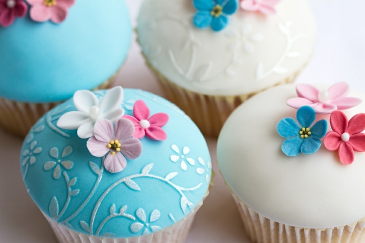 cupcakes statt hochzeitstorte marzipan-blumen-blau-muster-rosa-pink