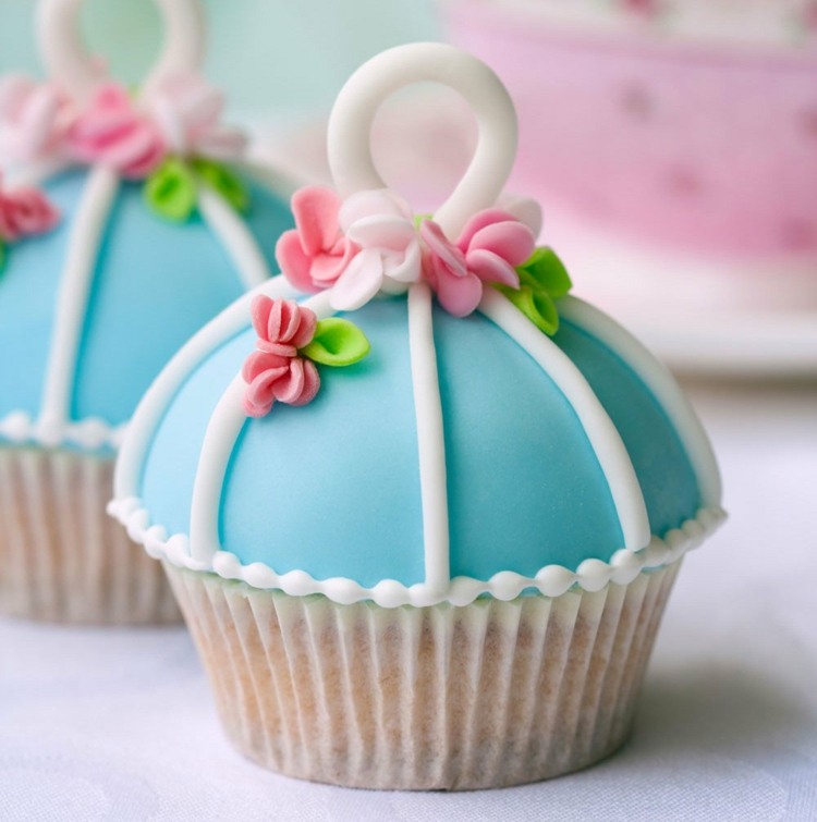 cupcakes statt hochzeitstorte romantik-hellblau-verzierung-dessert-mini-kuchen