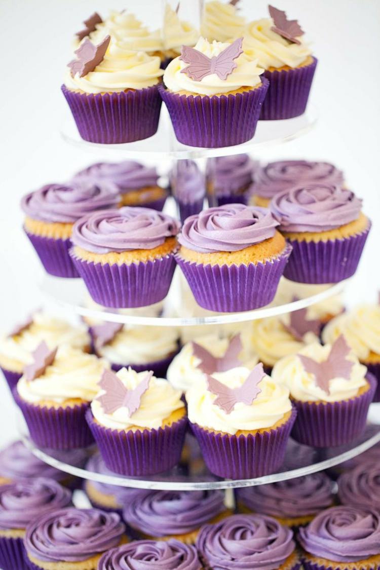 cupcakes statt hochzeitstorte romantisch-deko-schmetterling-lila-papierfoermchen